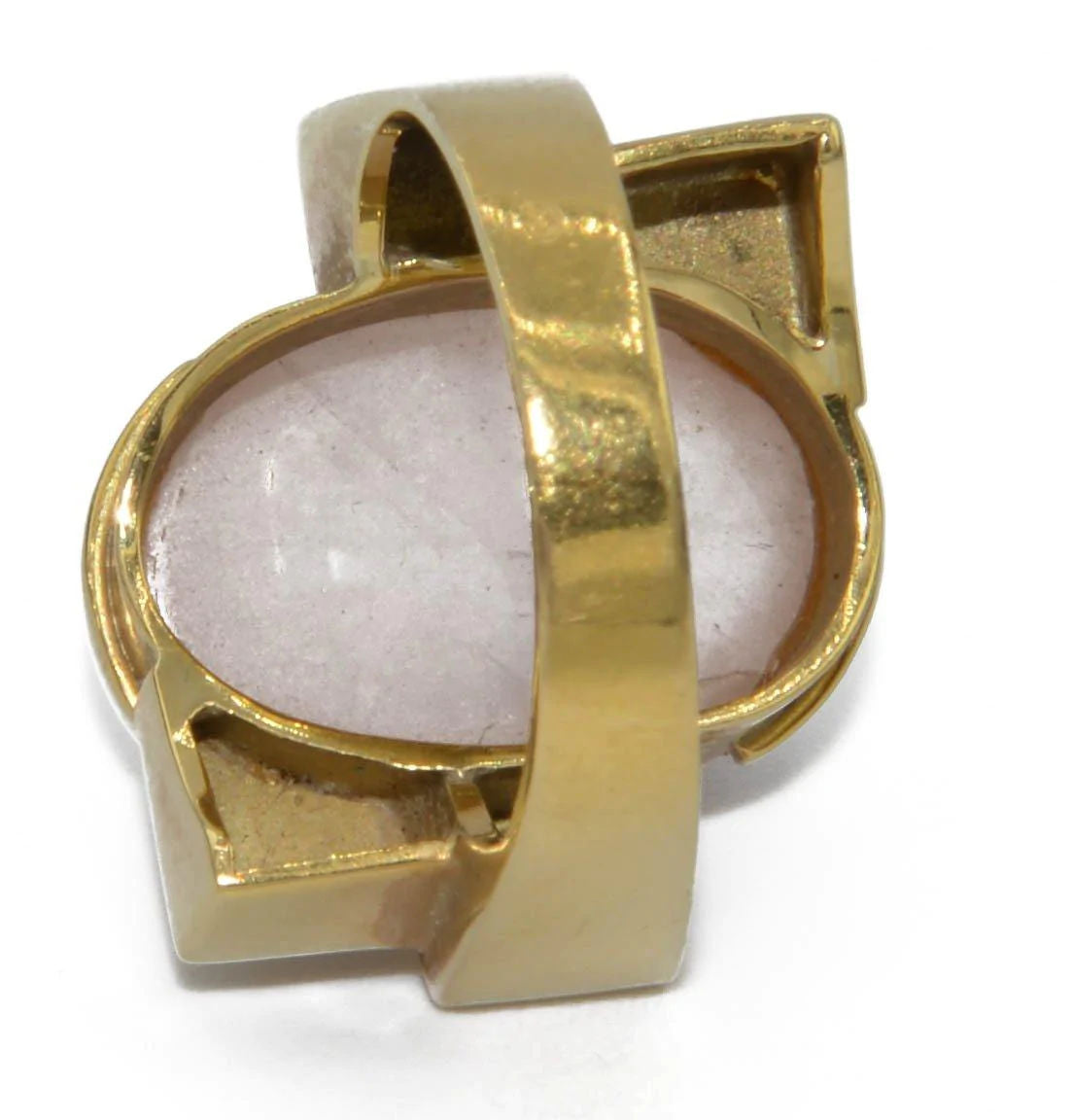 Geometric yellow gold ring adorned with a pink quartz