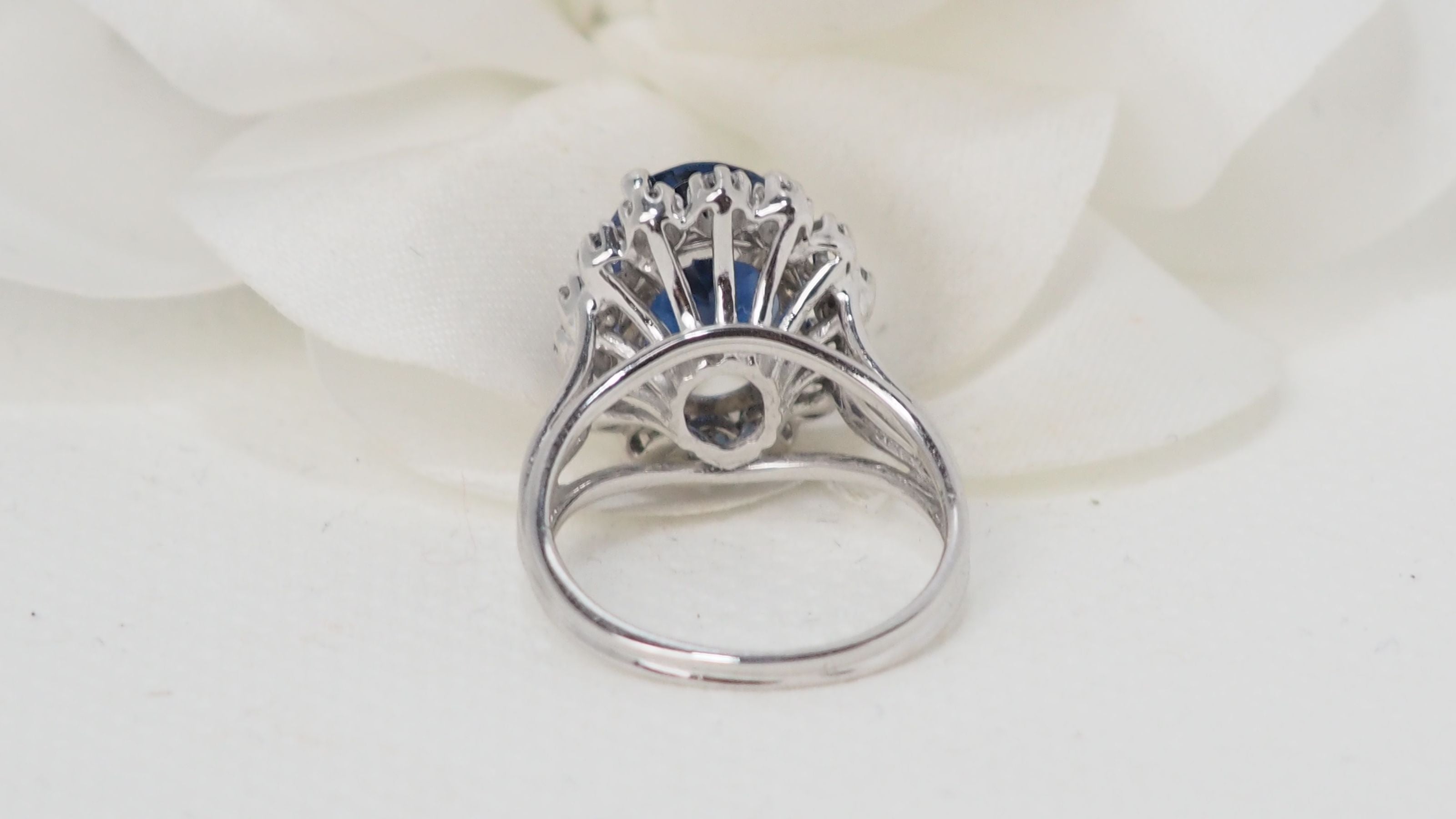 Bague entourage en or blanc, saphir et diamants