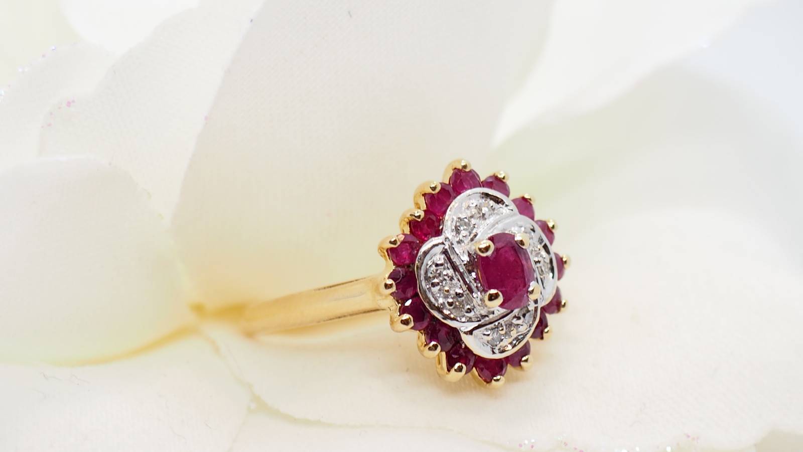 Yellow gold, ruby ​​and diamond ring 