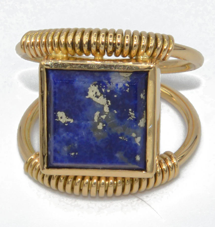 Etruscan ring in gold and lapis