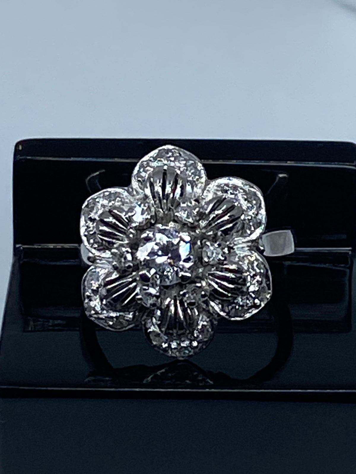 Bague en or 18 carats «  Marguerite à six pétales »sertie de diamants