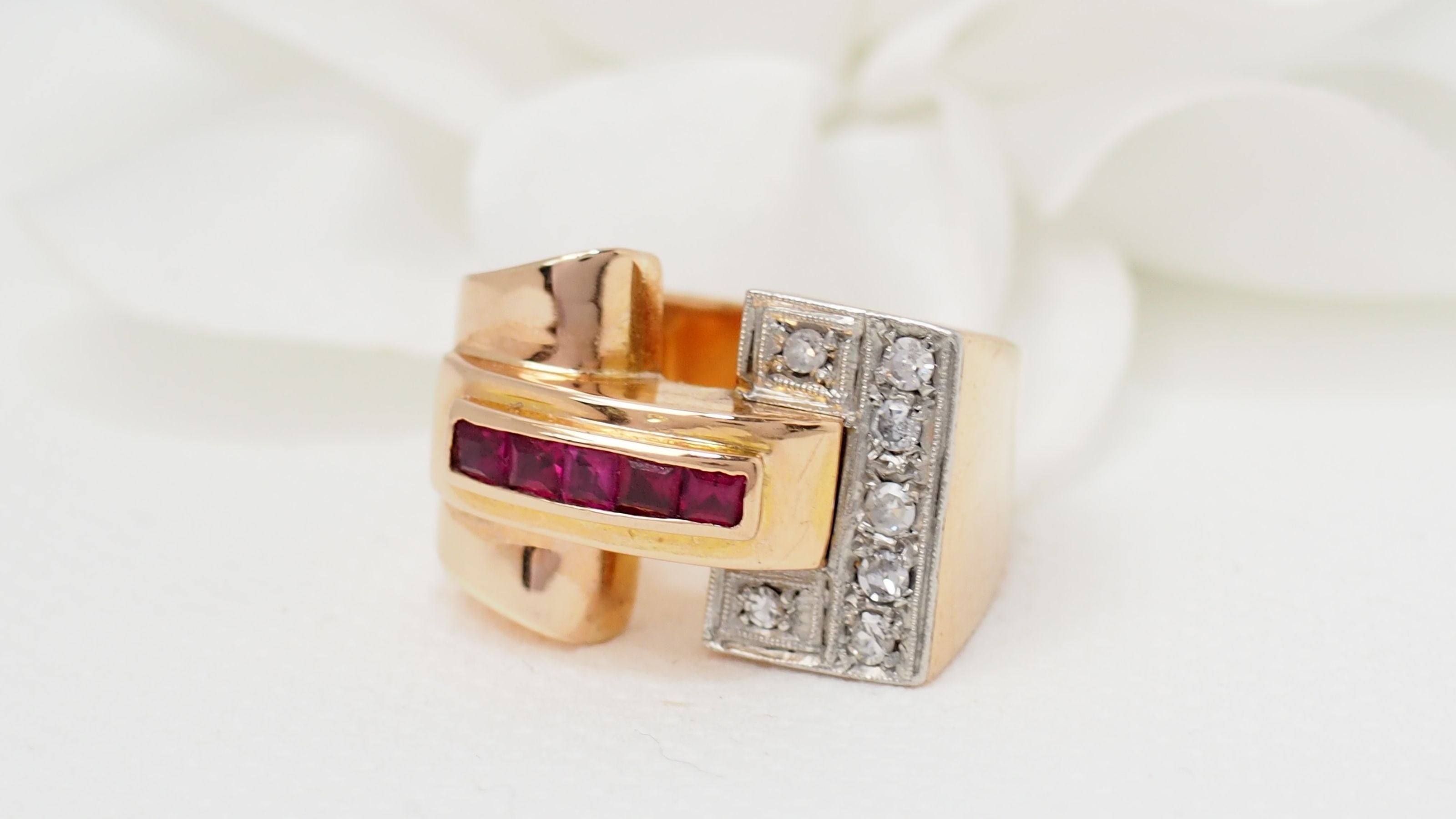 Tank ring in yellow gold, diamonds and rubies 