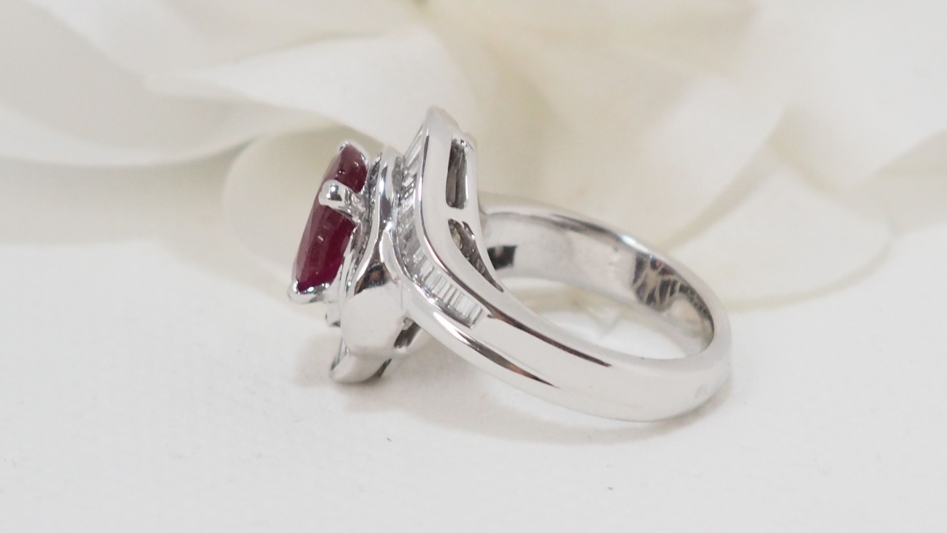 Bague jupe en or blanc, rubis et diamants