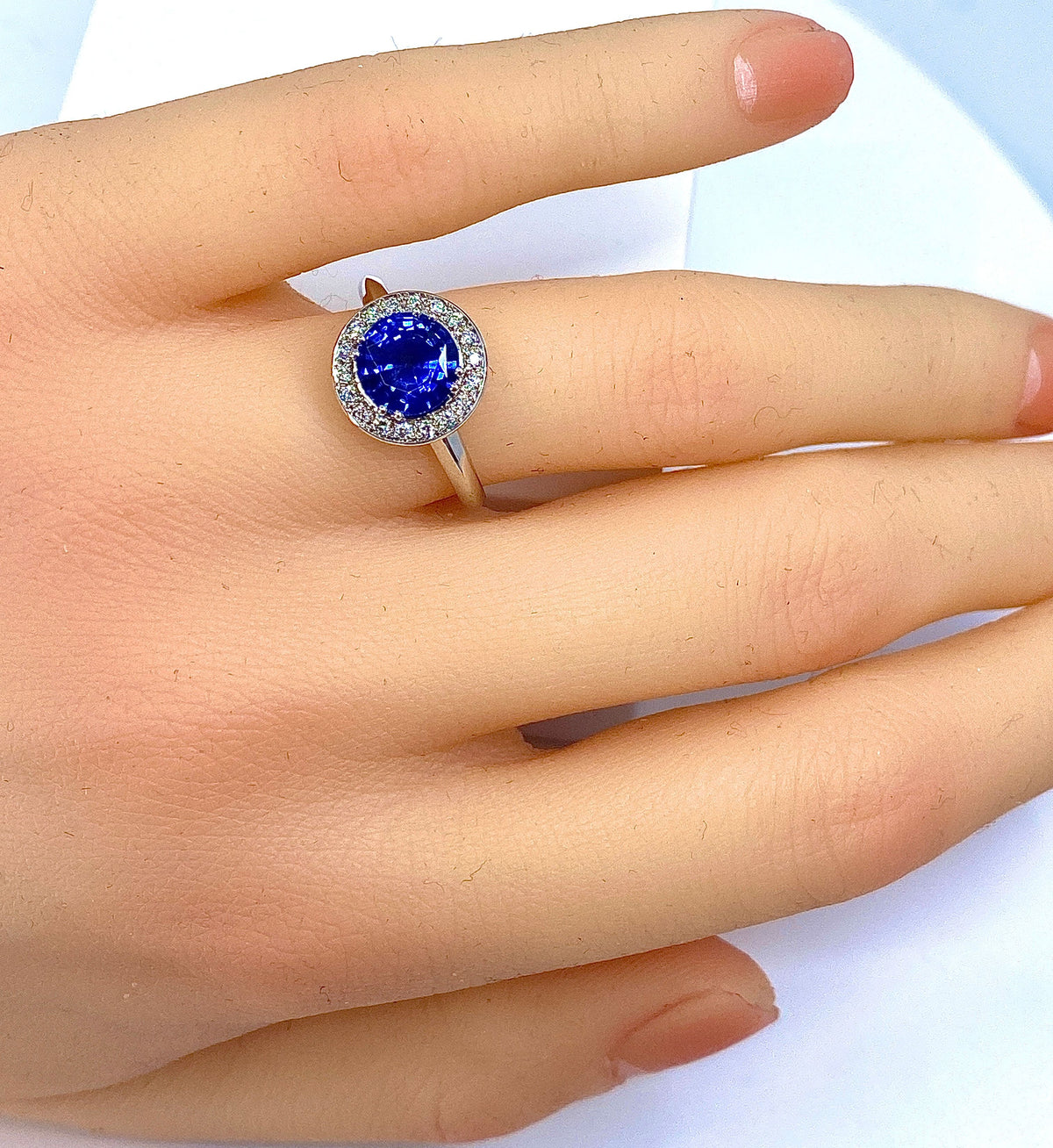 Bague de fiançailles en or blanc 18 carats en saphir et diamants