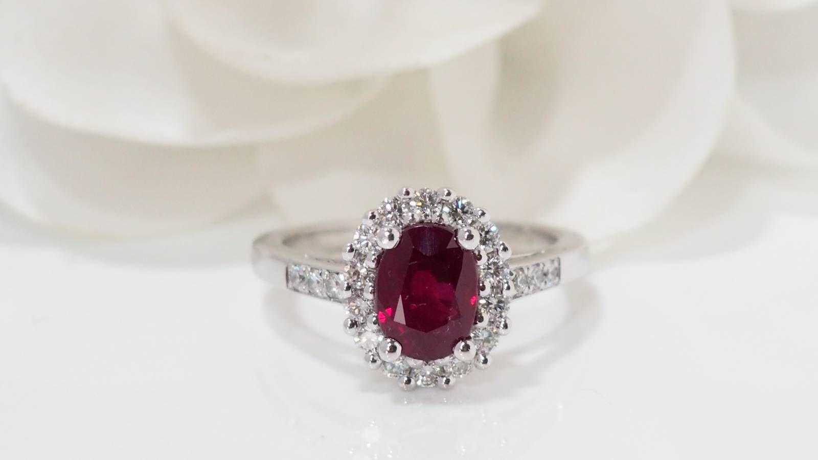 Bague entourage en or blanc, rubis et diamants