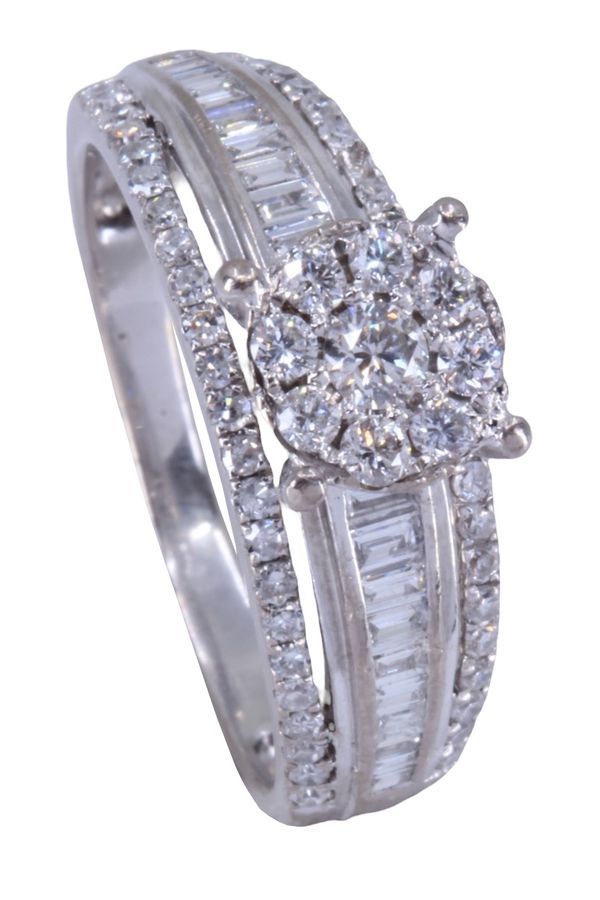 Bague style solitaire en or blanc et diamants