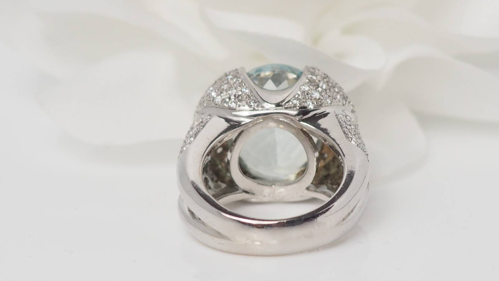 Bague en or blanc, aigue marine et diamants