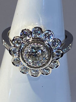 18k gold daisy ring with brilliant-cut diamonds