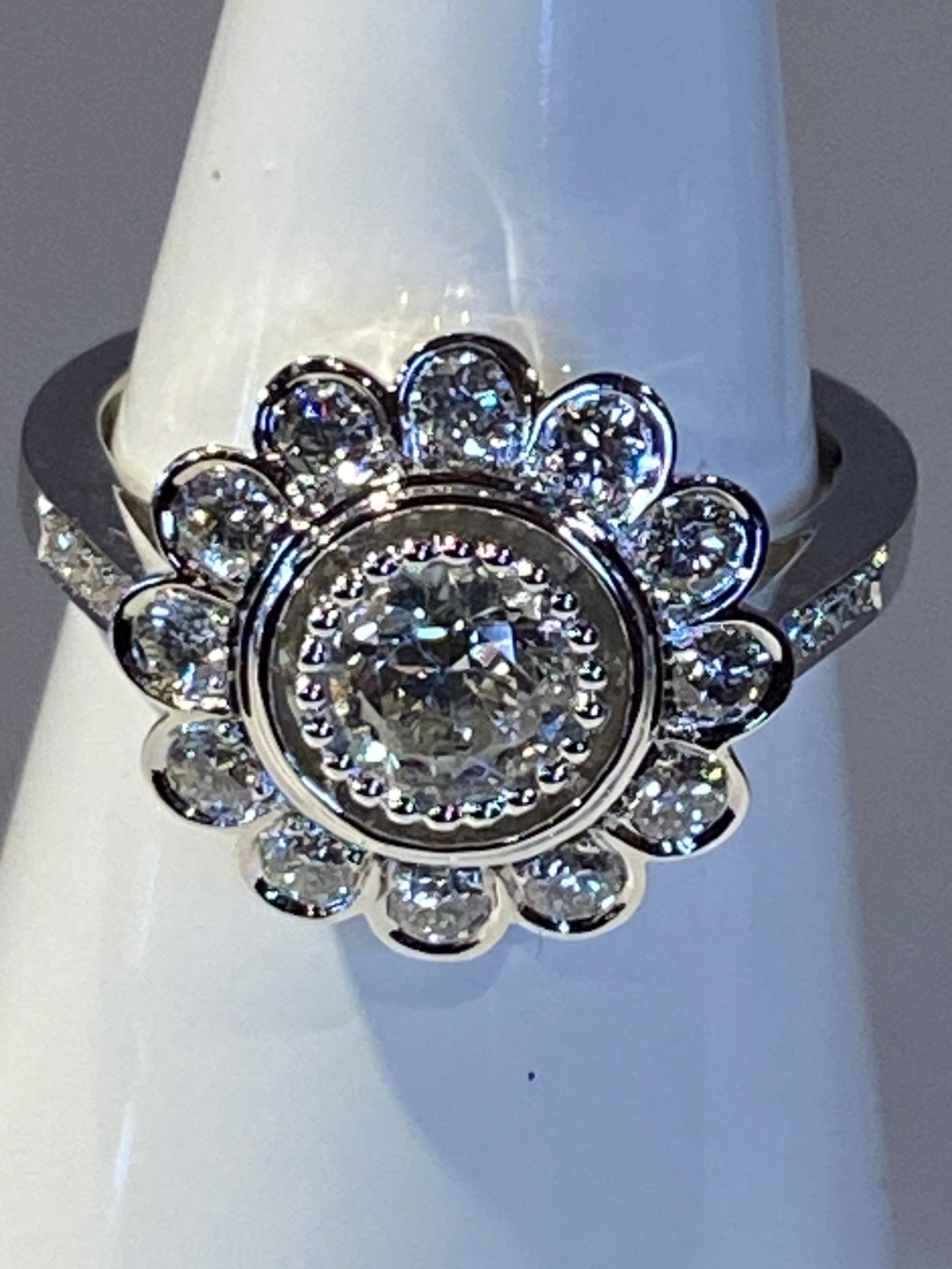 18k gold daisy ring with brilliant-cut diamonds