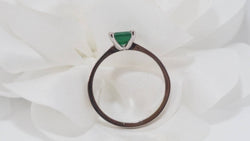 Bague en or blanc, émeraude et diamants