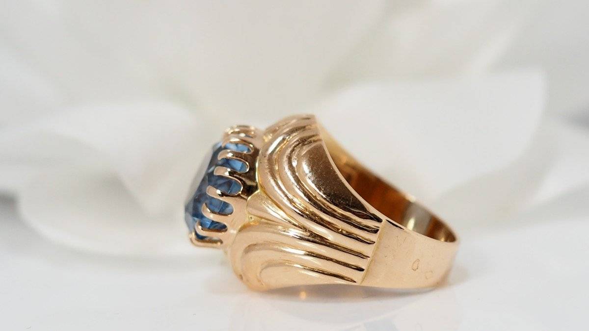 Bague en or jaune et topaze bleue