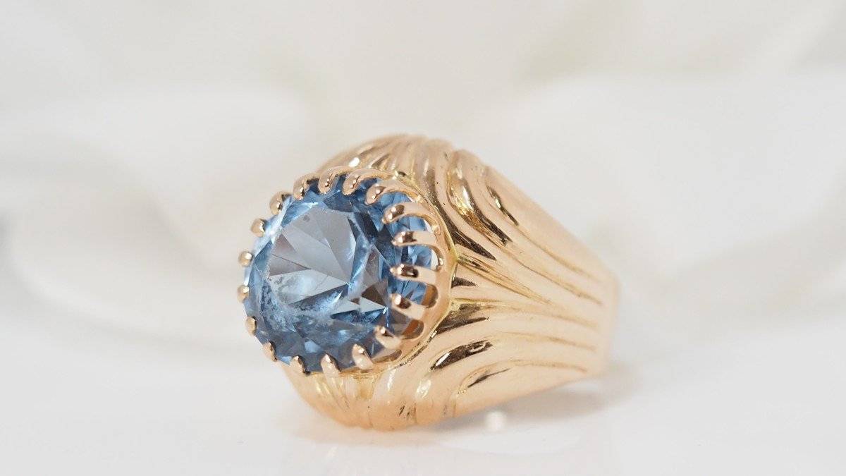 Bague en or jaune et topaze bleue