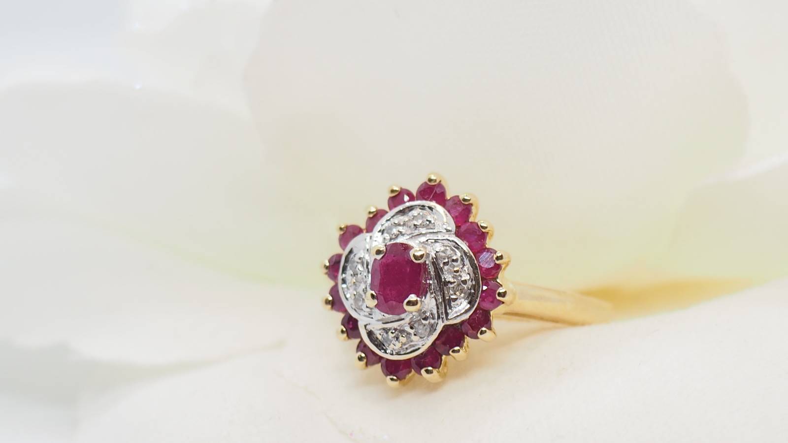 Yellow gold, ruby ​​and diamond ring 