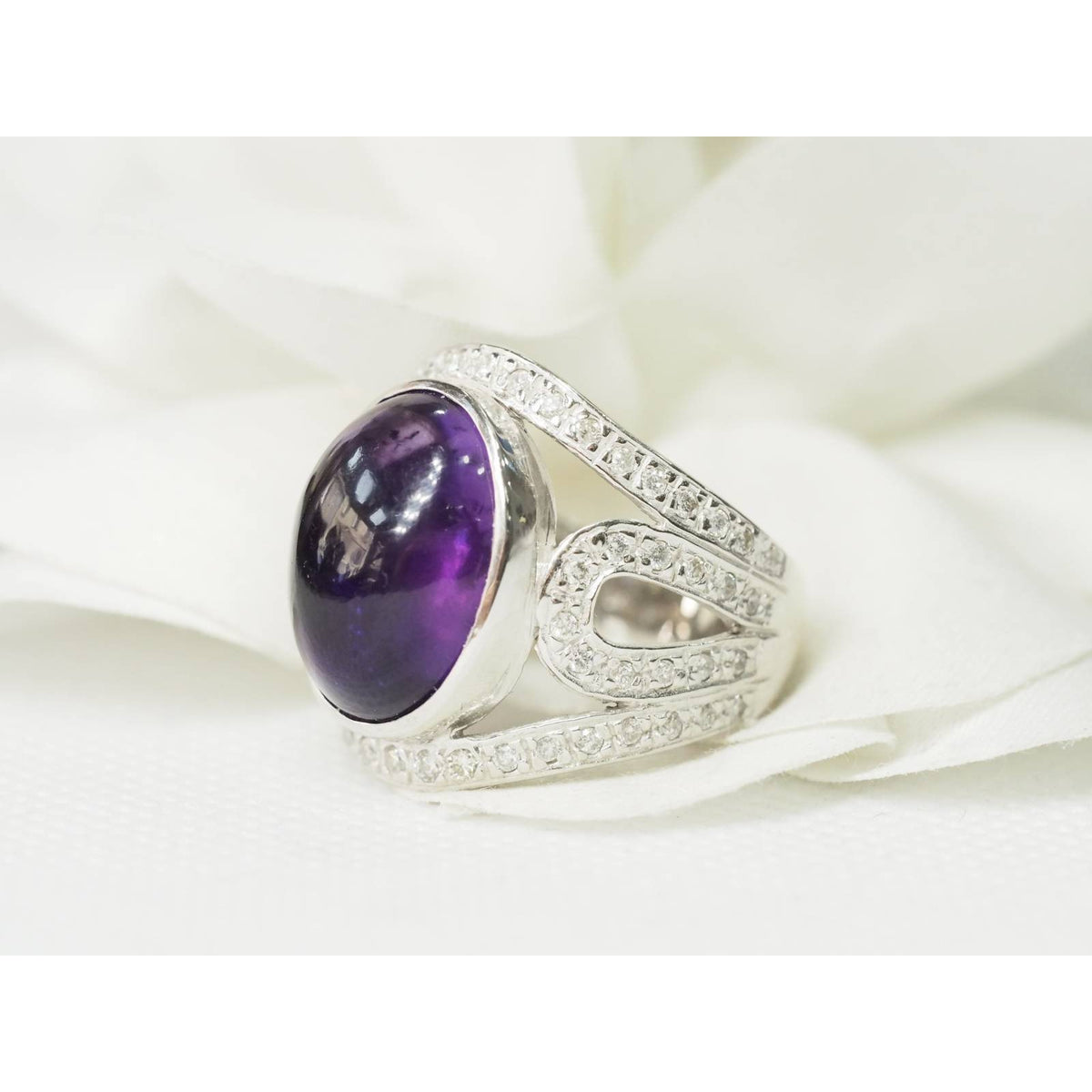 Bague en or gris, améthyste cabochon et pavage de diamants