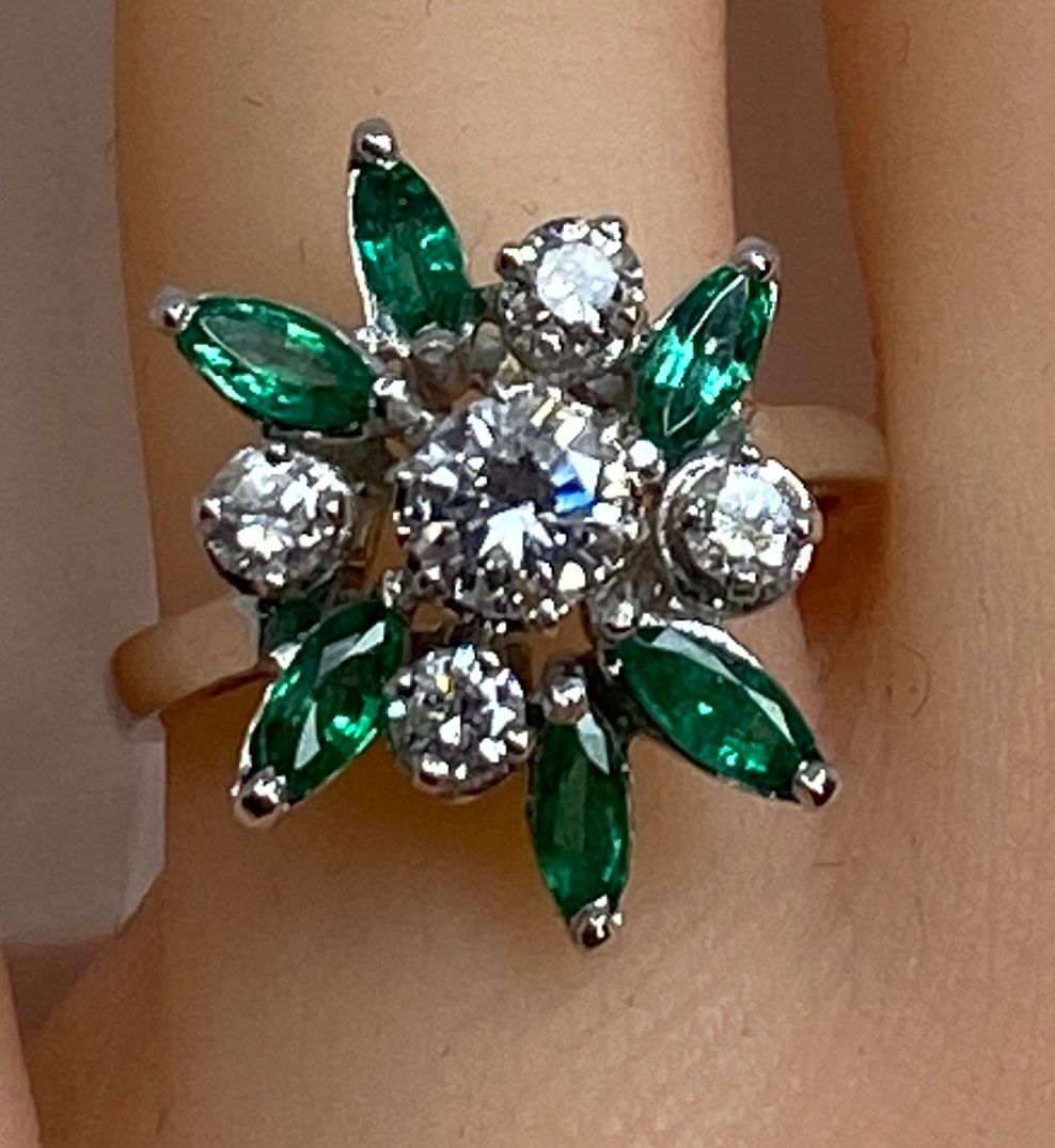 Bague en or 18 carats en diamants et émeraudes navettes