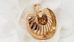 Pendentif en or jaune, rubis et diamants