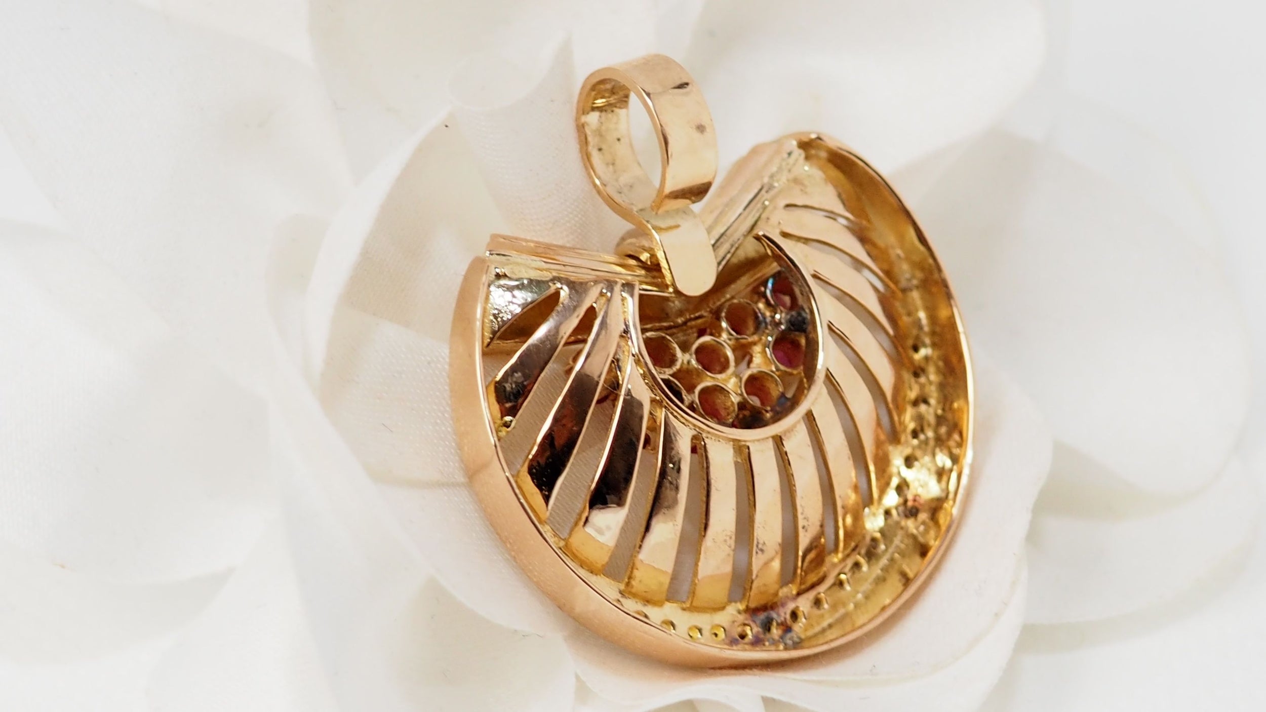 Pendentif en or jaune, rubis et diamants