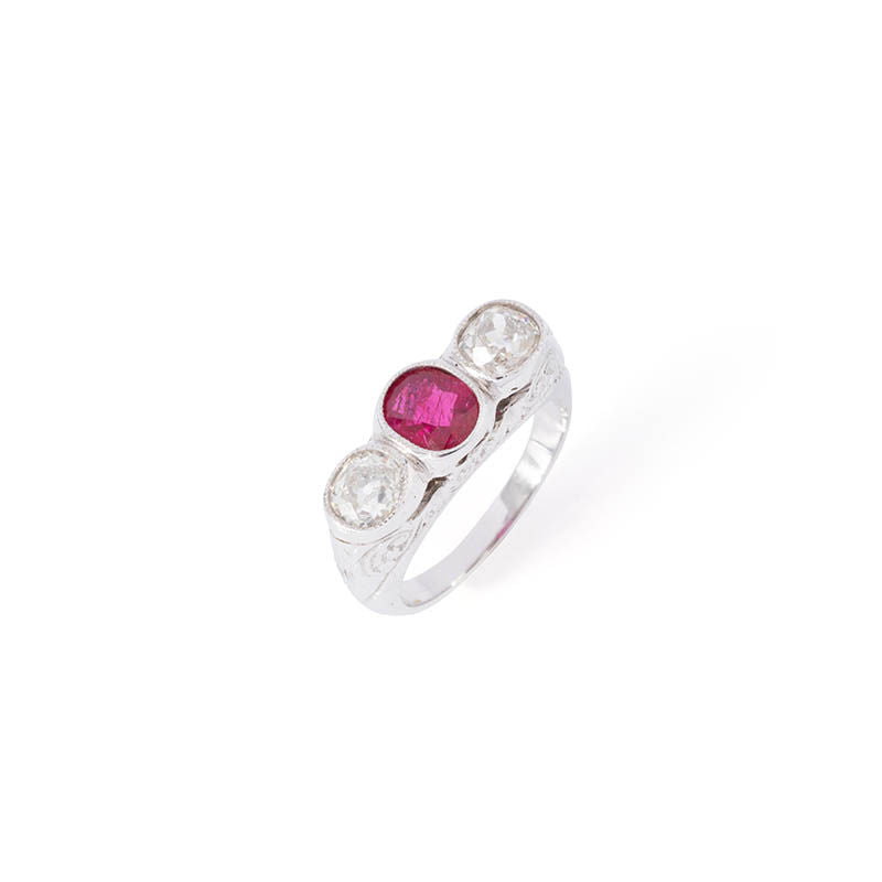 Bague en platine, rubis et diamants
