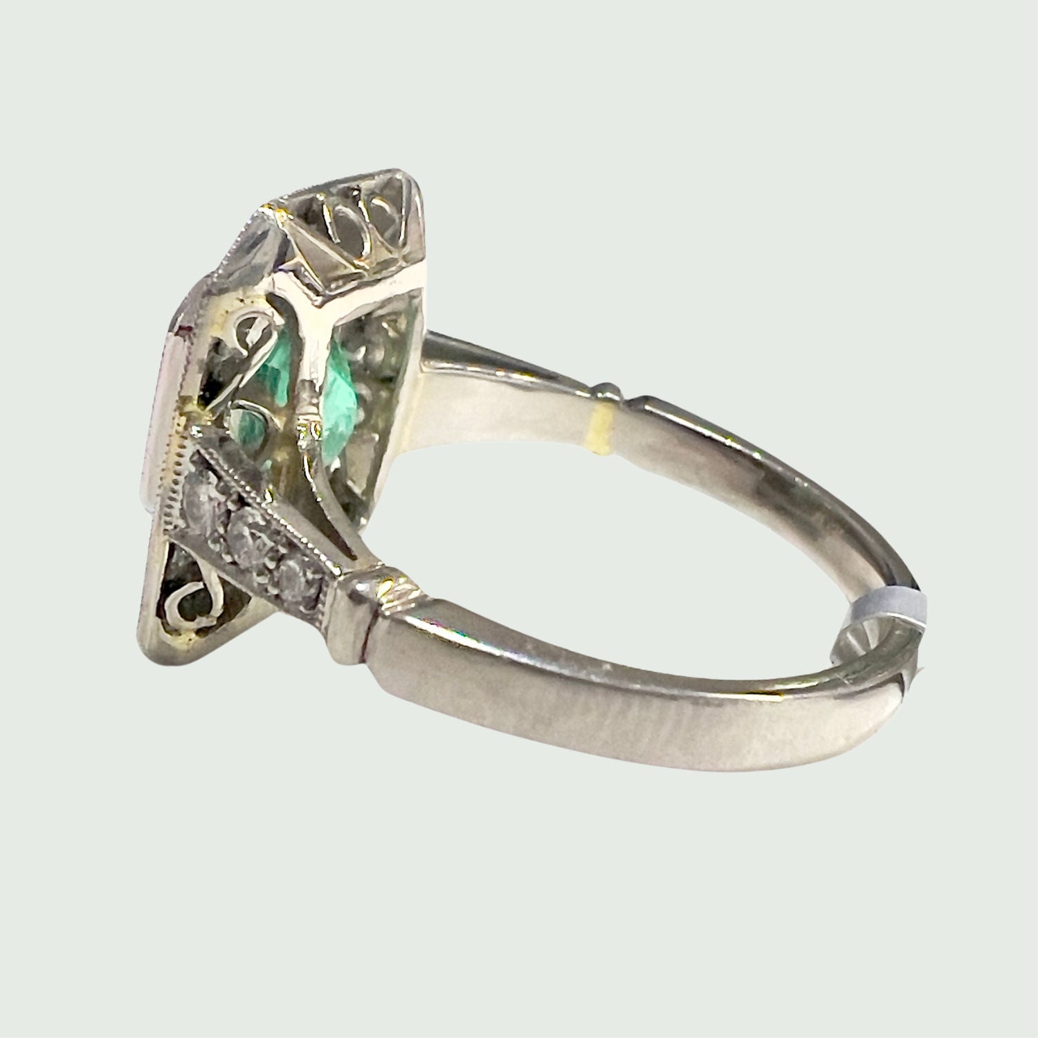 BAGUE RETRO STYLE PLATINE avec DIAMANTS et EMERALDE CENTRALE