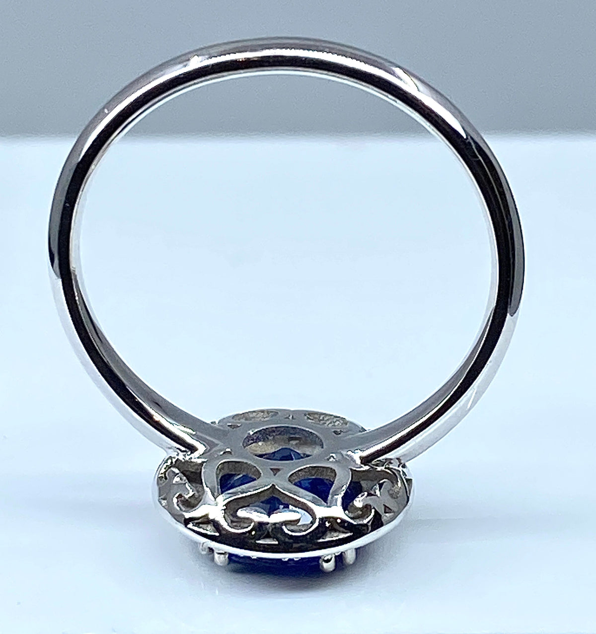 Bague de fiançailles en or blanc 18 carats en saphir et diamants