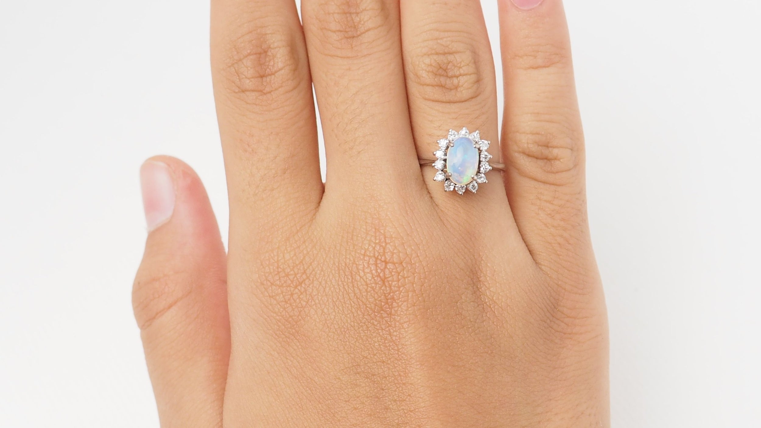 Bague marguerite en or blanc, opale et diamants