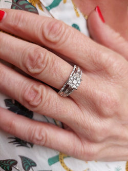 Bague style solitaire en or blanc et diamants