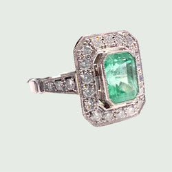 BAGUE RETRO STYLE PLATINE avec DIAMANTS et EMERALDE CENTRALE