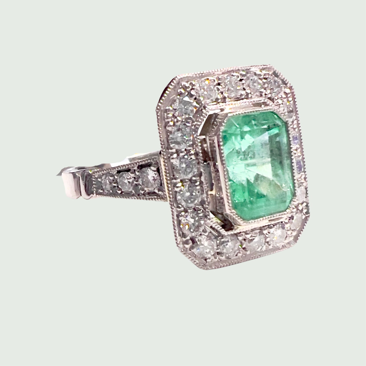 BAGUE RETRO STYLE PLATINE avec DIAMANTS et EMERALDE CENTRALE