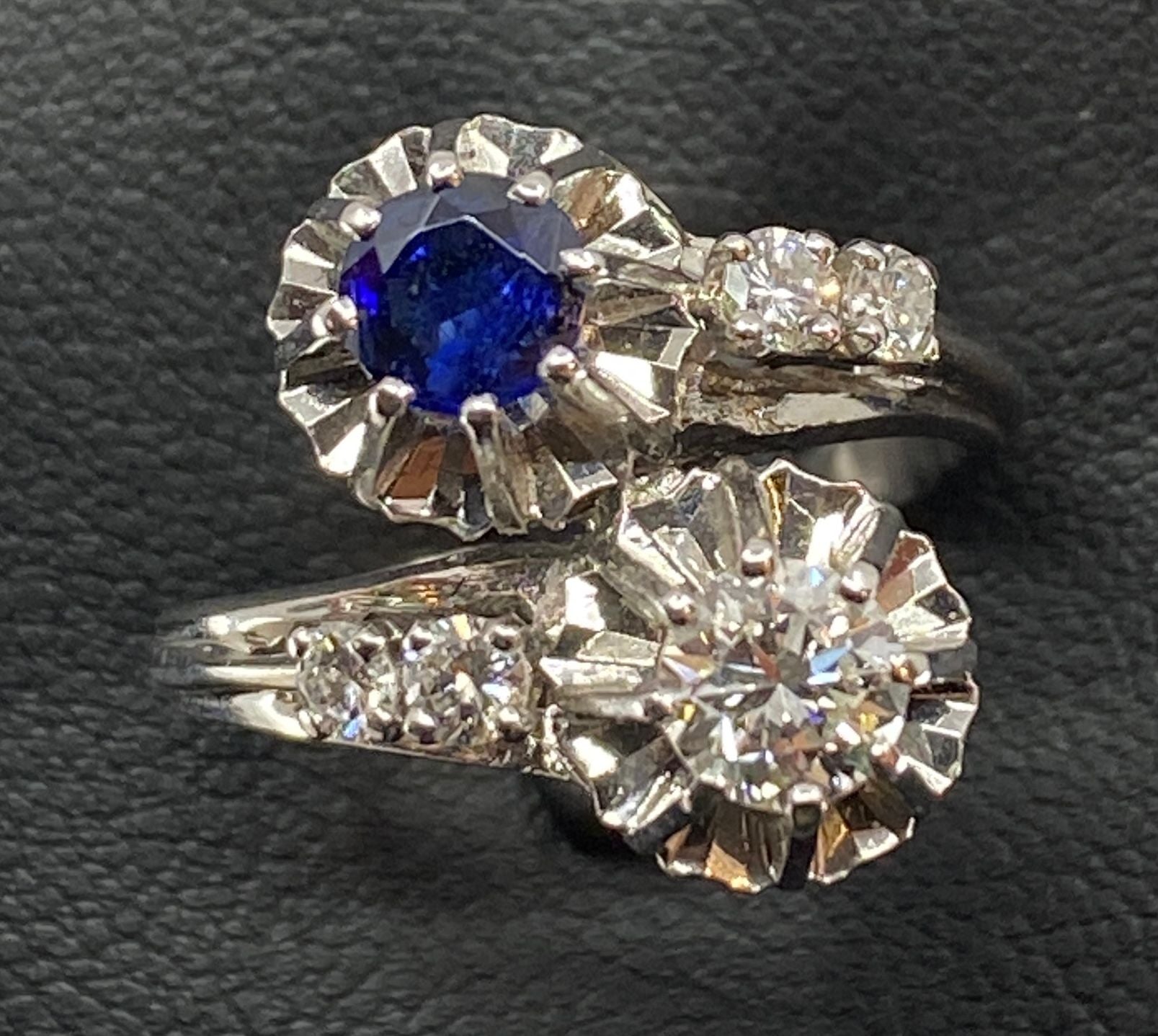 Ring in 18 carat gold, you and me in diamonds and Sapphire