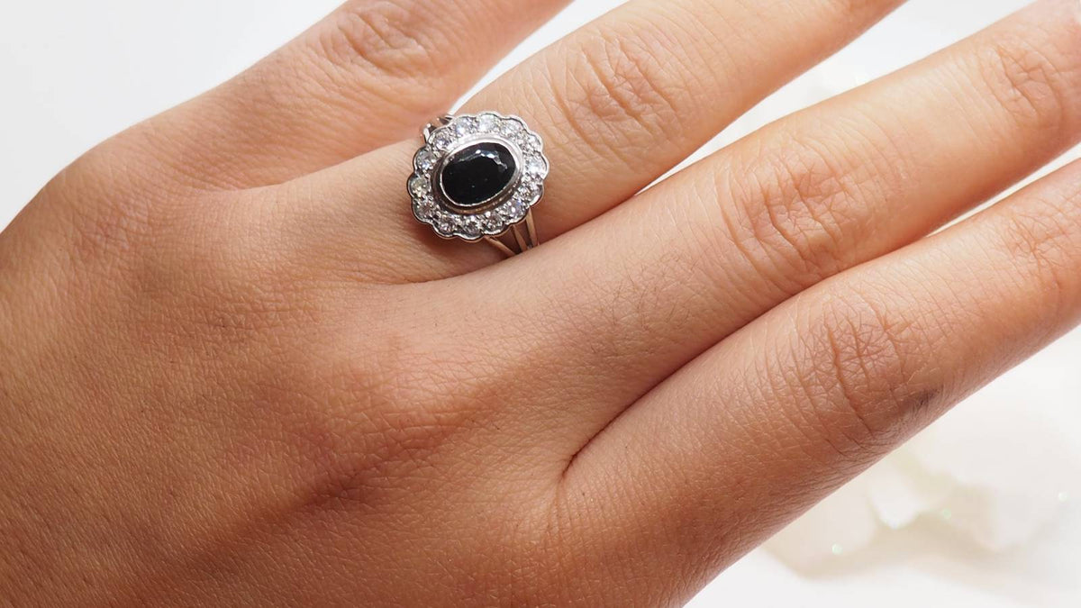 Bague marguerite en or blanc, saphir et diamants