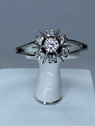 Bague en or blanc 18 carats marguerite sertie de 7 diamants