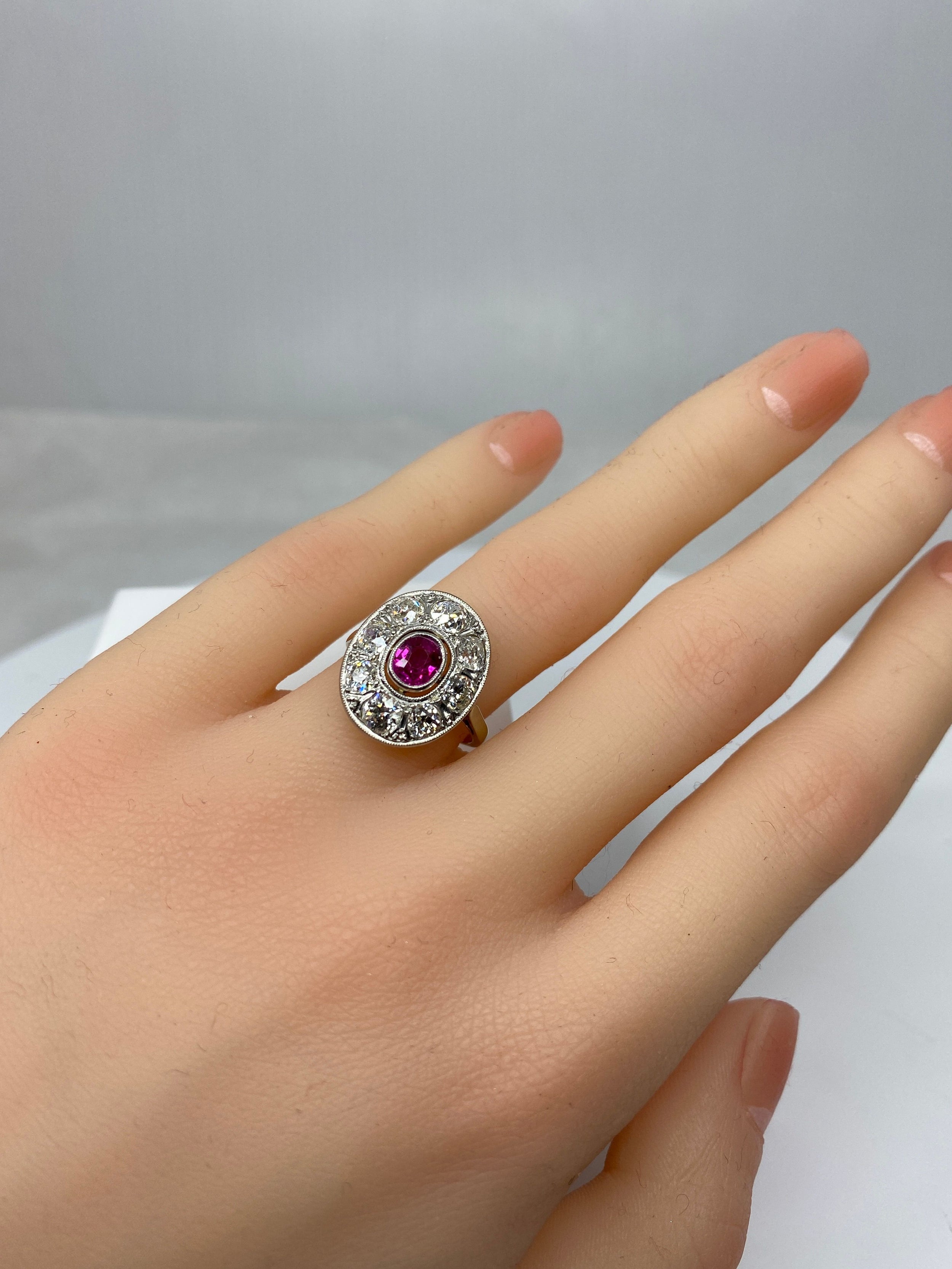 Bague Pompadour en Or Blanc, Rubis et Diamants