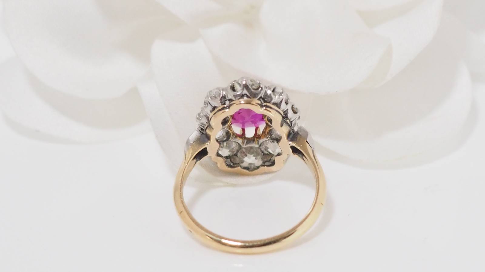 Bague Pompadour en or bicolore, rubis naturel et diamants