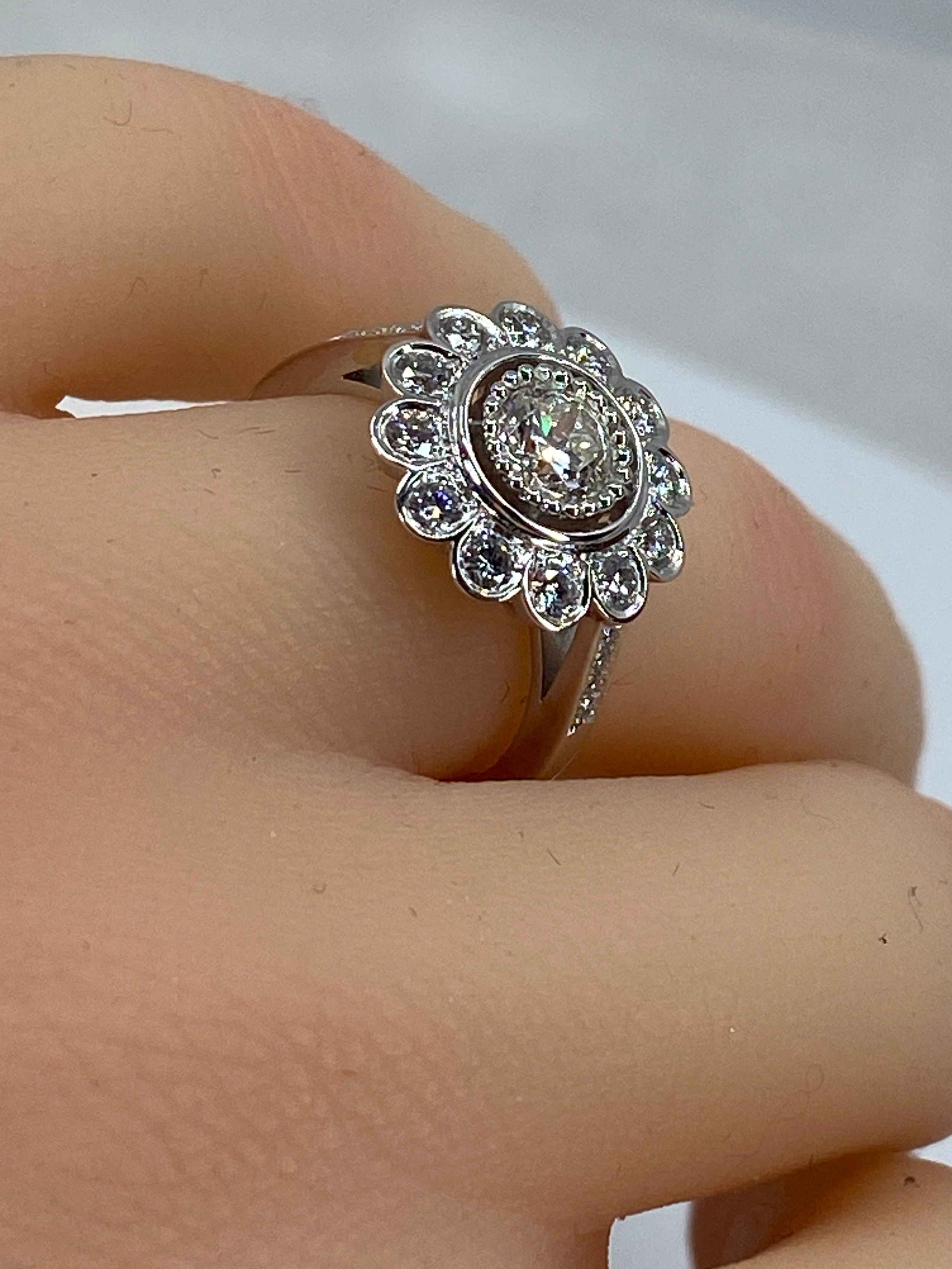 Bague marguerite en or 18 carats ornée de diamants de taille brillant