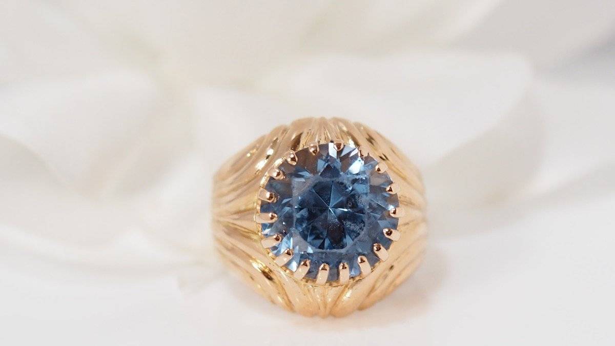 Bague en or jaune et topaze bleue