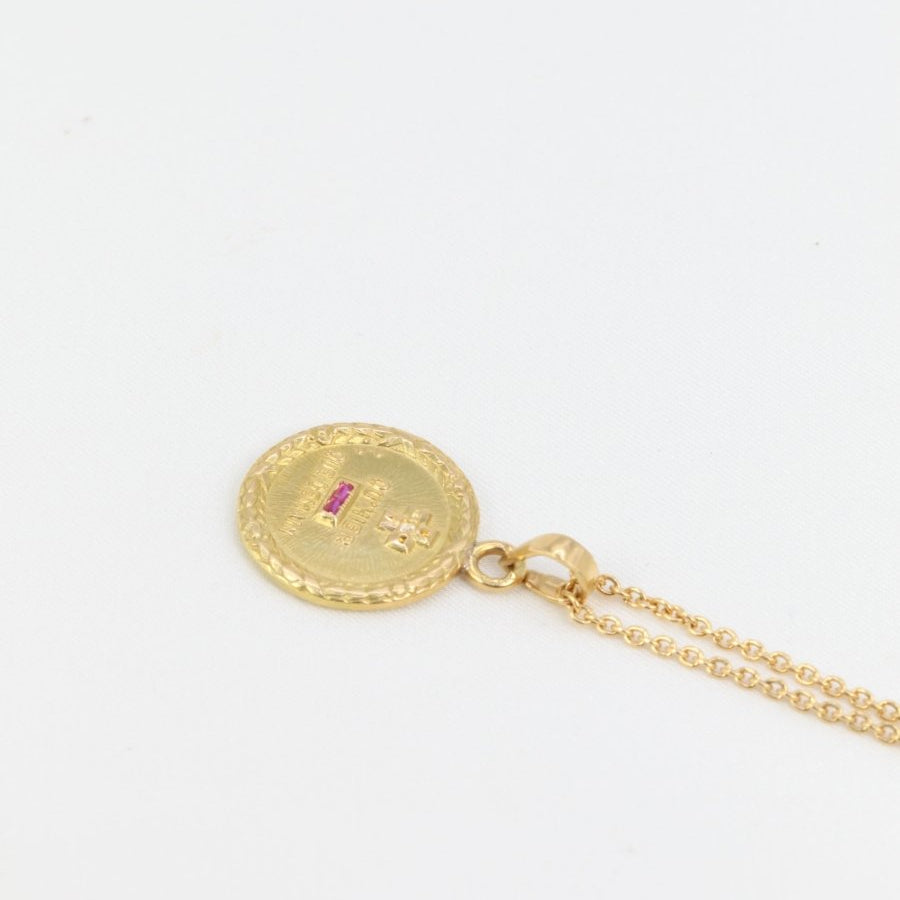Médaille Amour Augis Plus hier Moins demain en or, diamant et rubis - Castafiore