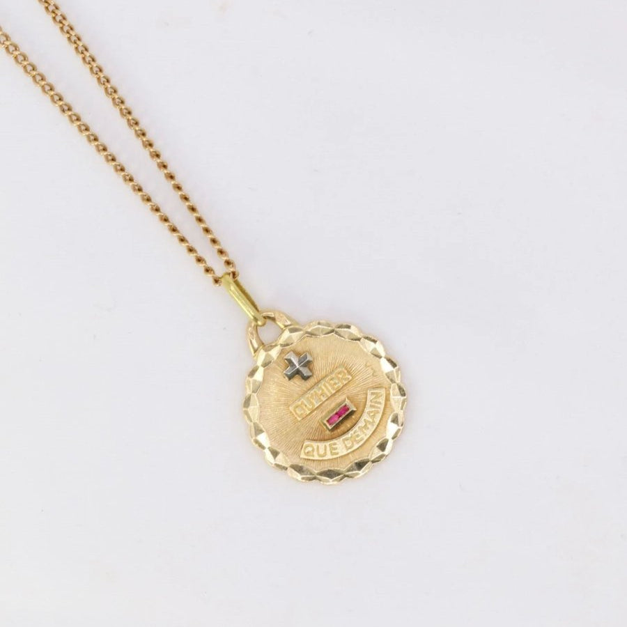 Médaille Amour Augis Plus qu’hier moins que demain en or jaune et rubis - ca 1970 - Castafiore