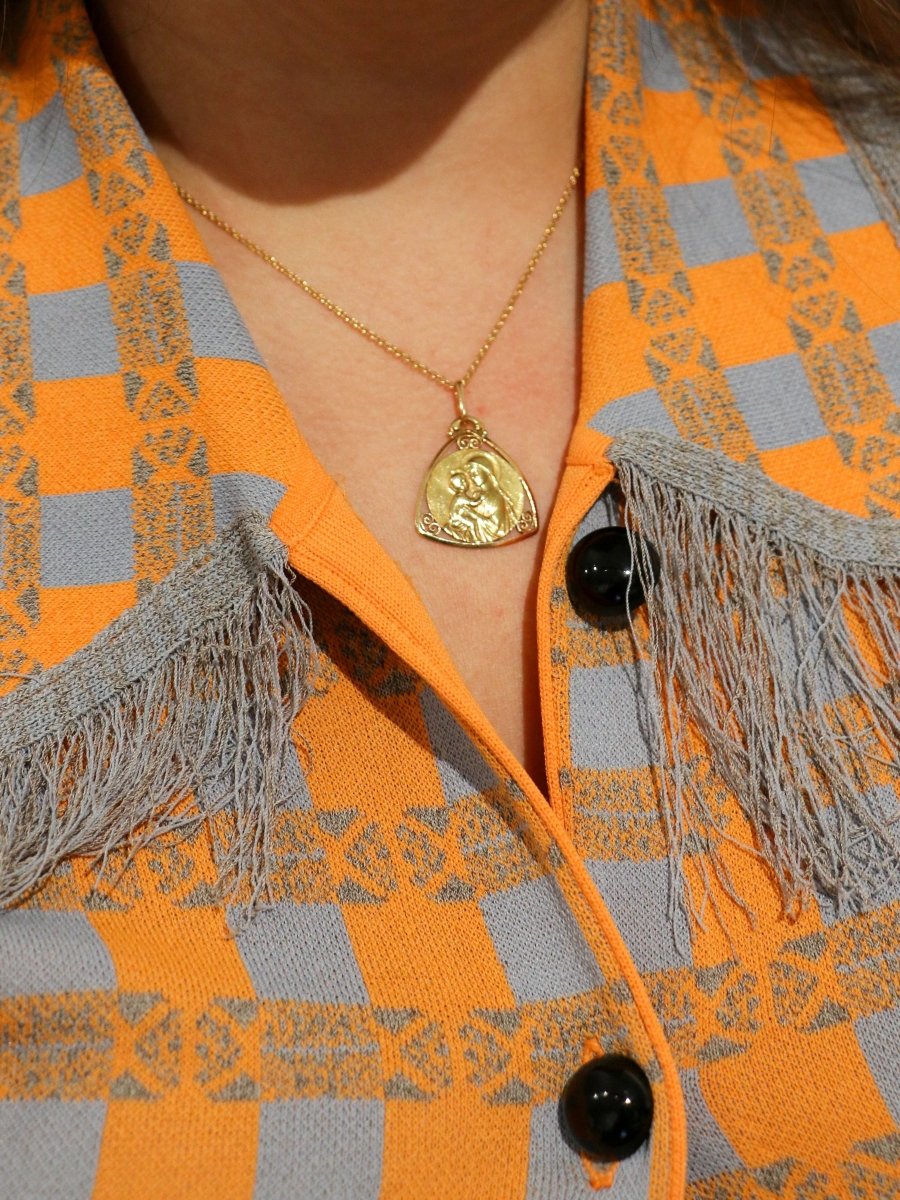 Médaille Art Nouveau en or jaune signée Mazzoni, Vierge à l’enfant - Castafiore