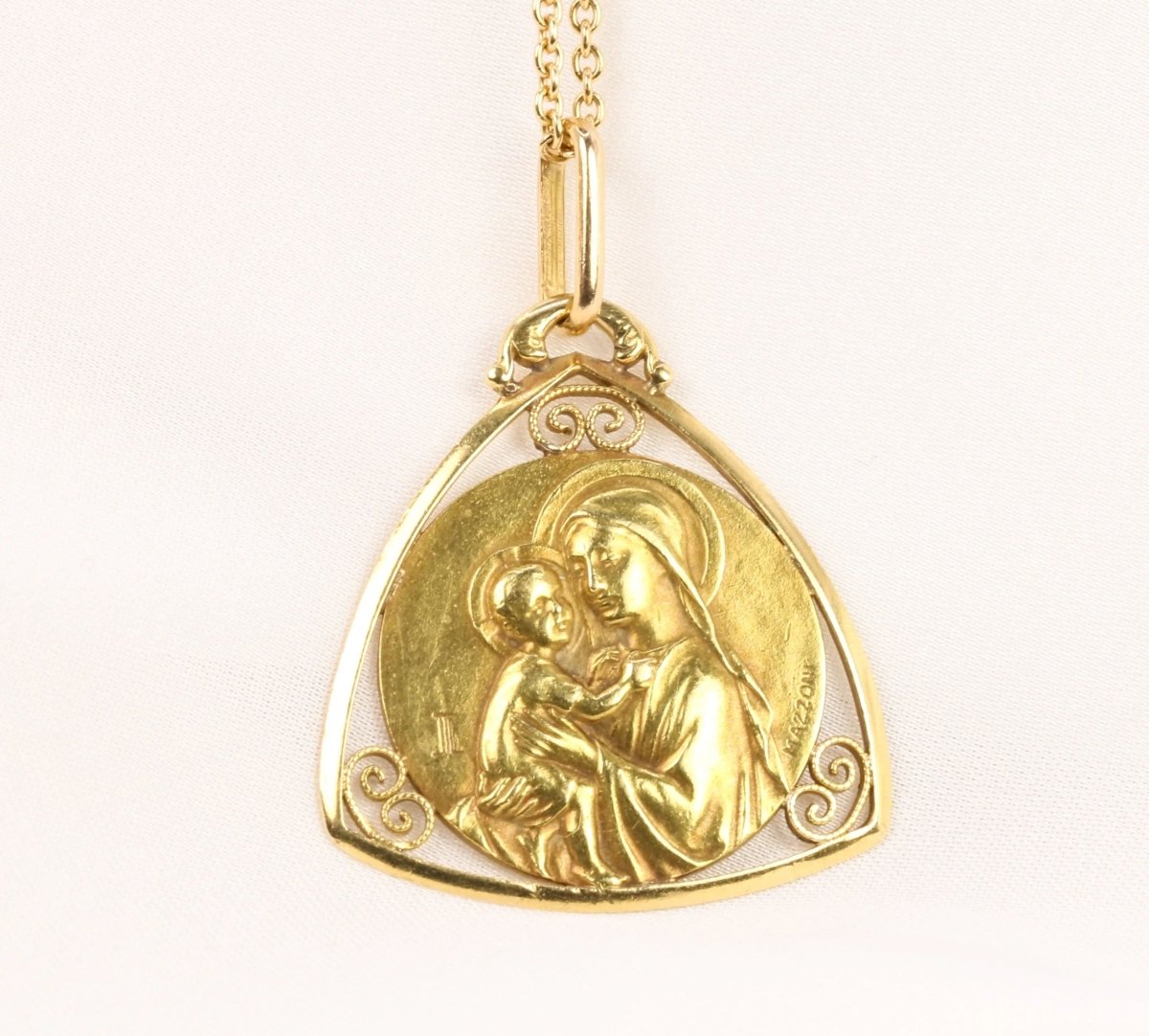 Médaille Art Nouveau en or jaune signée Mazzoni, Vierge à l’enfant - Castafiore