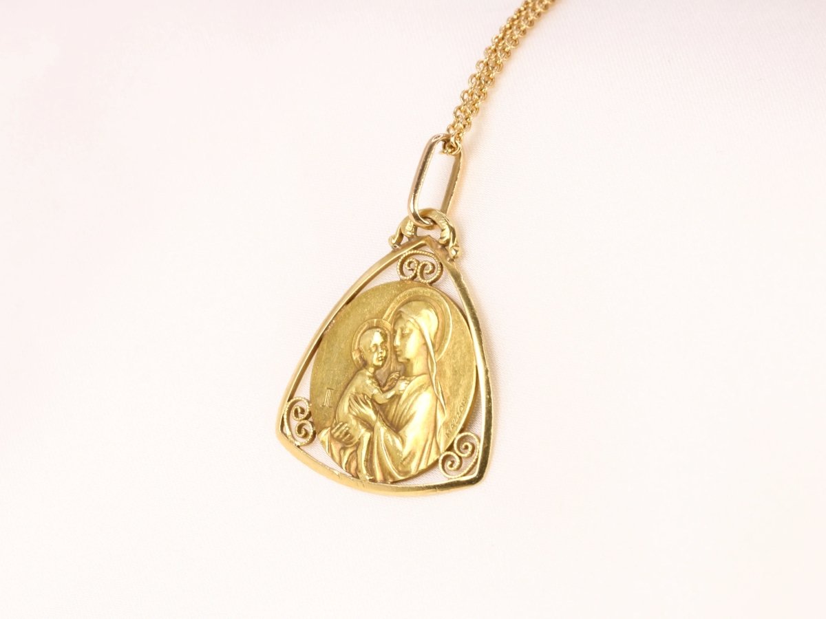 Médaille Art Nouveau en or jaune signée Mazzoni, Vierge à l’enfant - Castafiore