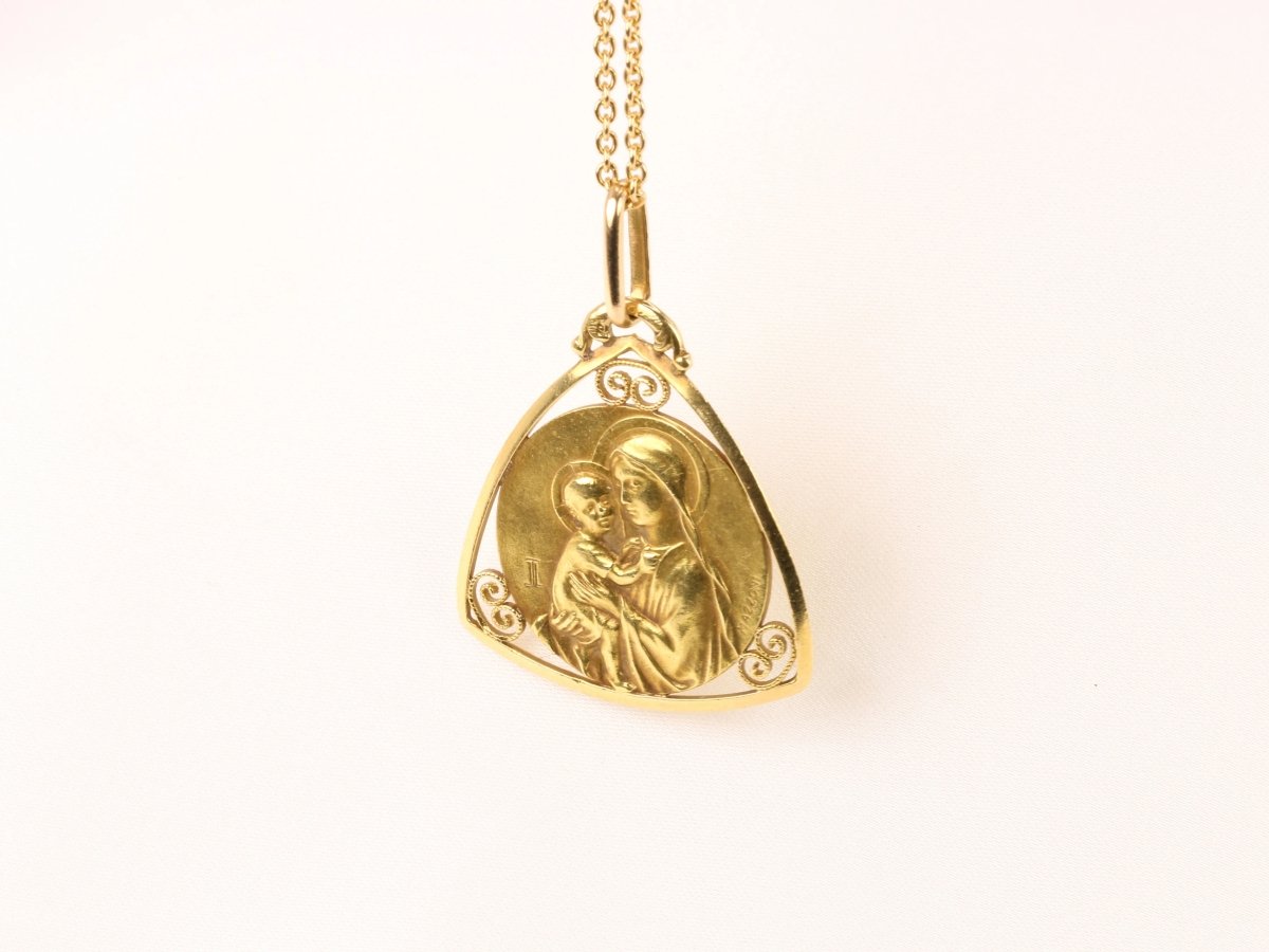 Médaille Art Nouveau en or jaune signée Mazzoni, Vierge à l’enfant - Castafiore