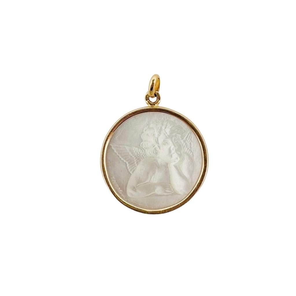 Médaille de baptême ARTHUS BERTRAND représentant l'ange Raphaël en or jaune et nacre - Castafiore