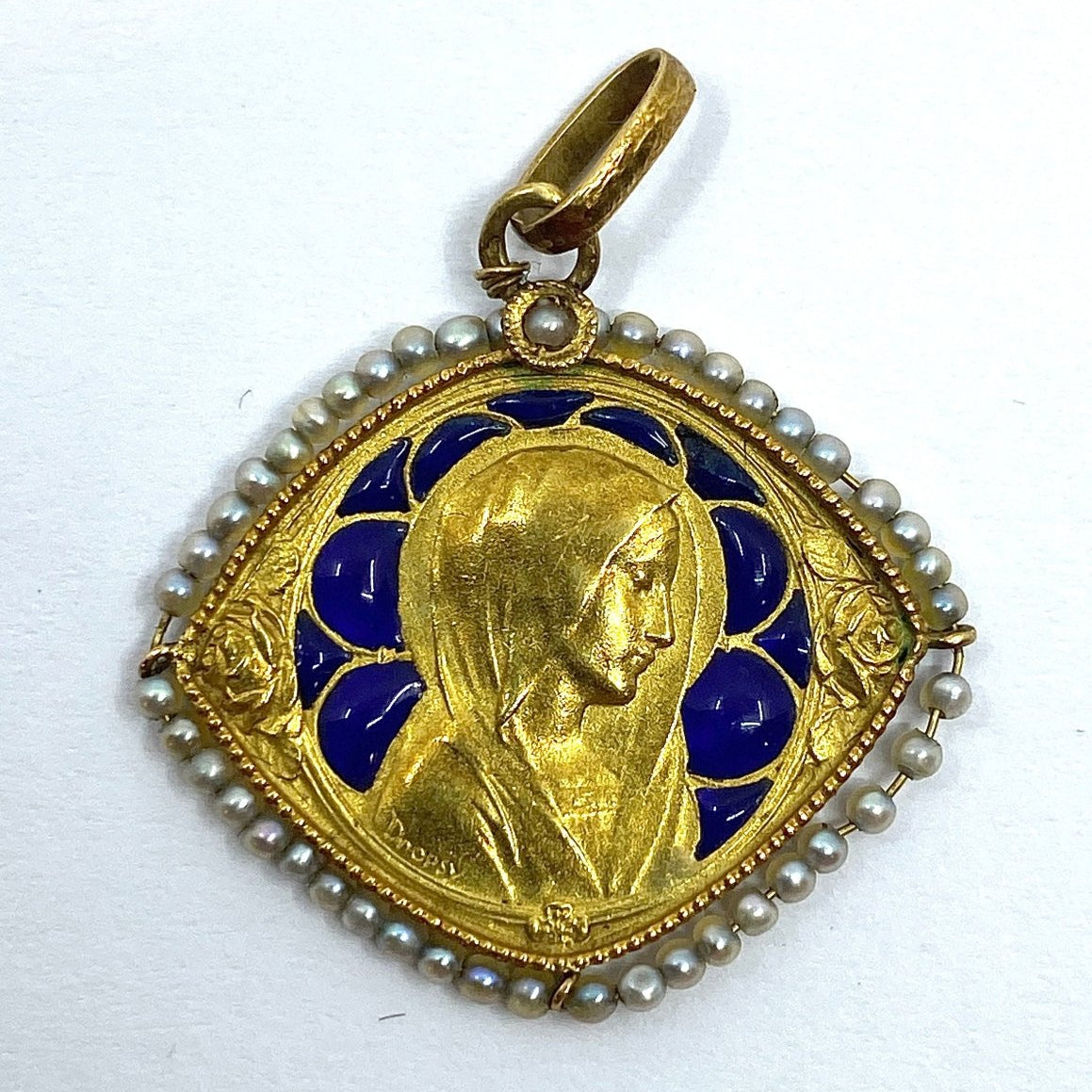 Médaille en or 18 carats représentant la Vierge sur fond d’émail, entourée de perles fines - Castafiore