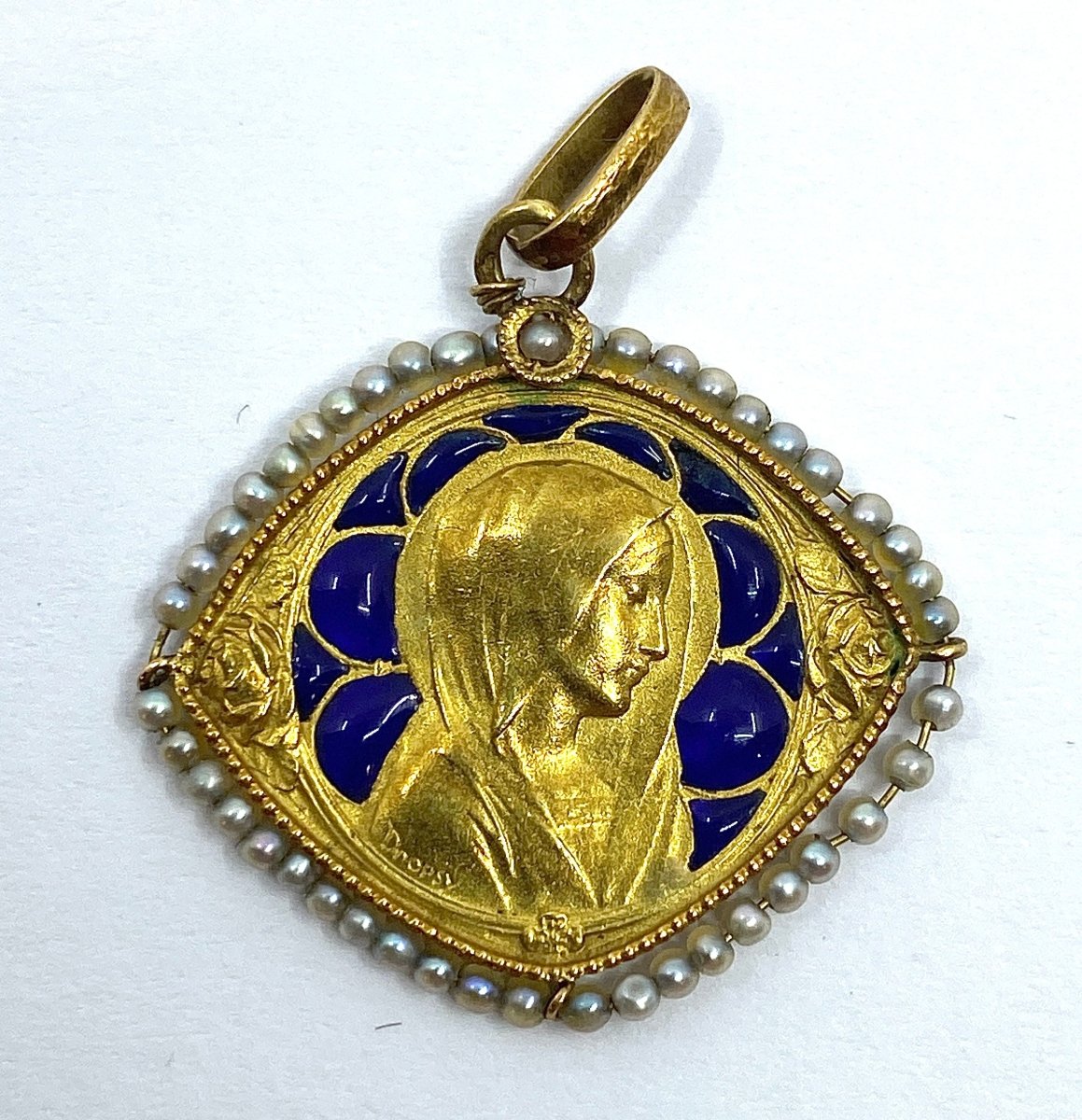 Médaille en or 18 carats représentant la Vierge sur fond d’émail, entourée de perles fines - Castafiore