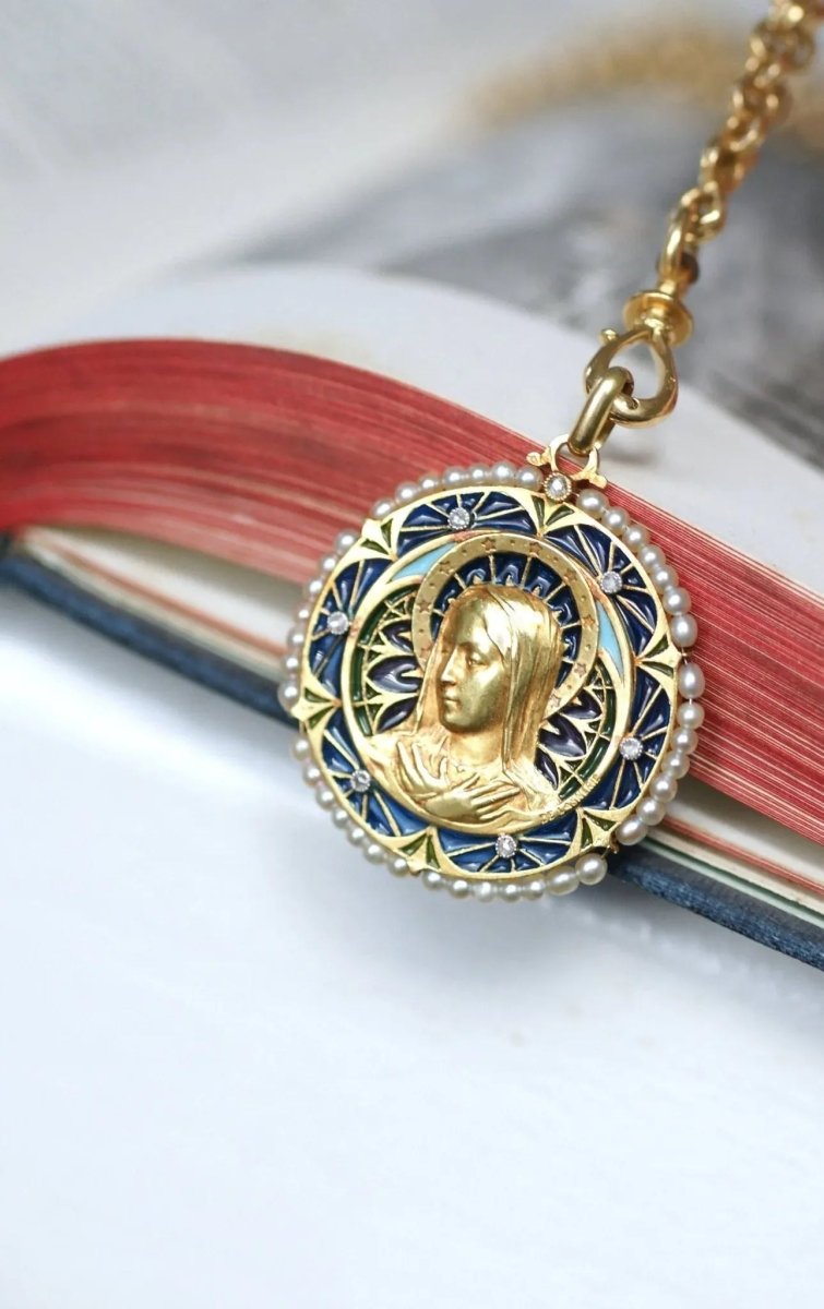 Médaille Vierge Marie émail plique à jour, perles et diamants - Castafiore