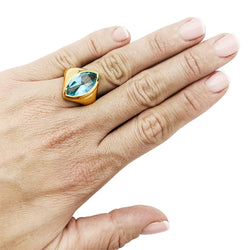 Bague or jaune et topaze bleue