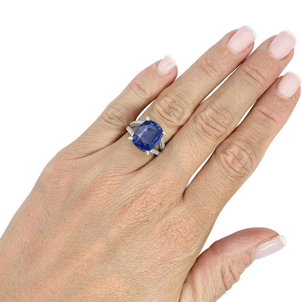 Bague en or blanc, saphir et diamants