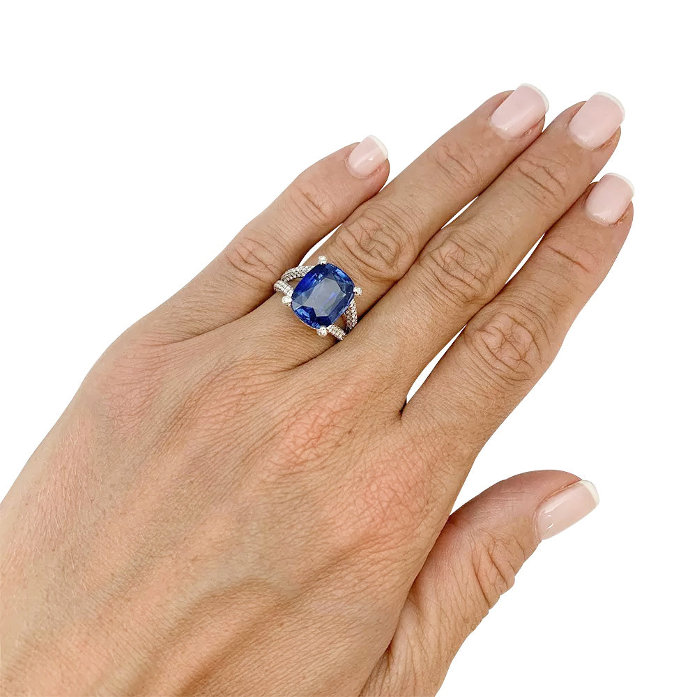 Bague en or blanc, saphir et diamants