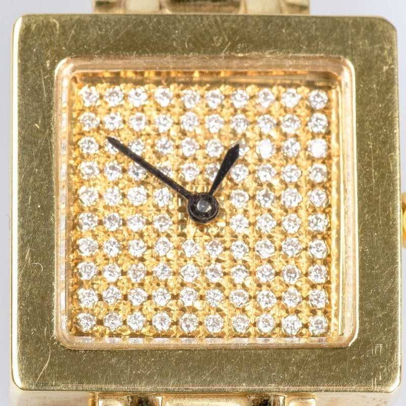 Montre en or jaune 18 carats avec une maille souple et un boitier carré orné de 100 diamants taille rond brillant de 1 carat au total. - Castafiore