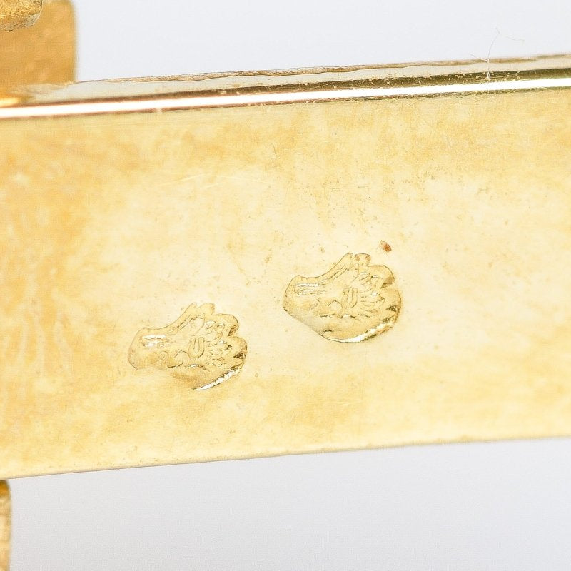 Montre en or jaune 18 carats avec une maille souple et un boitier carré orné de 100 diamants taille rond brillant de 1 carat au total. - Castafiore